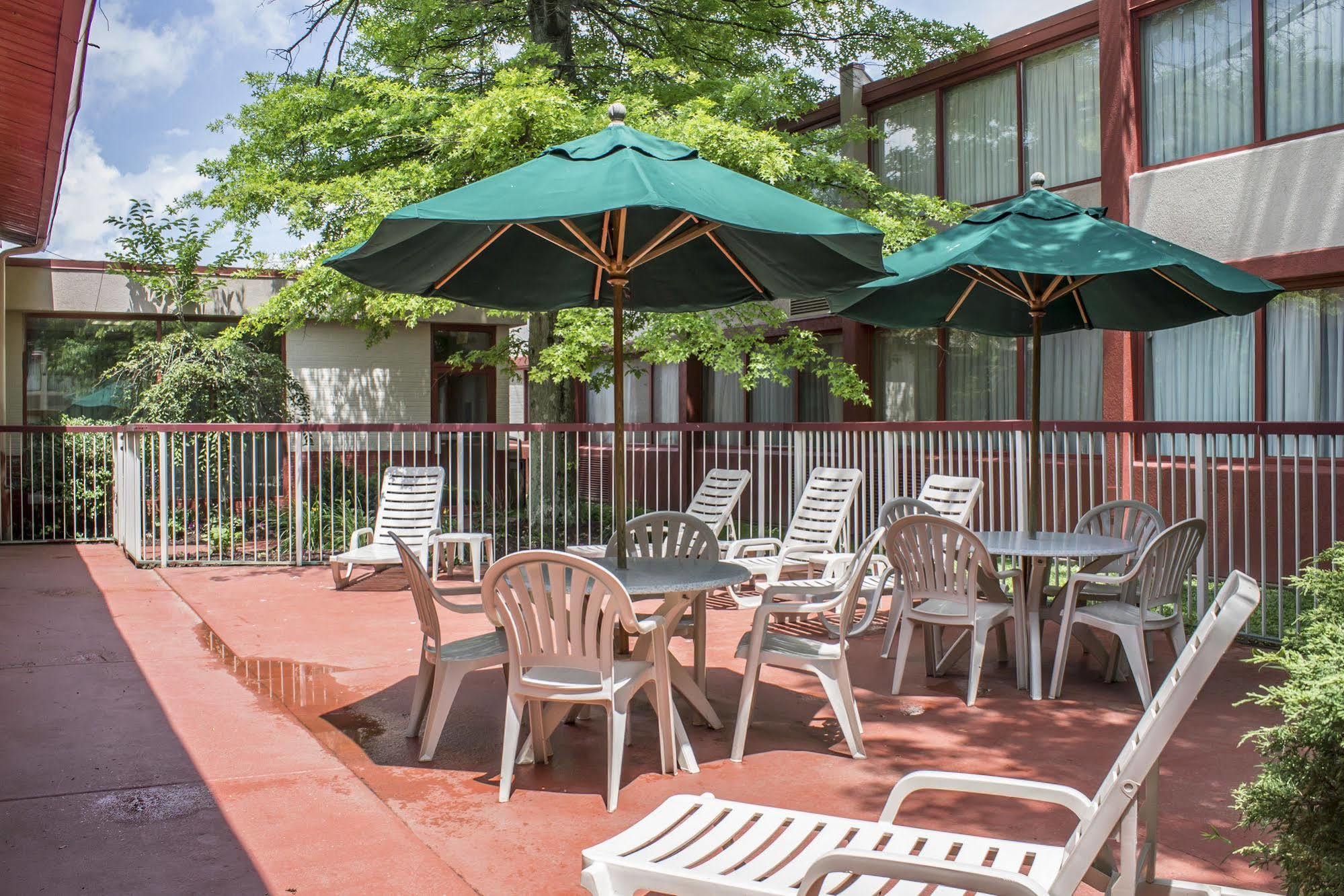 Norwood Inn Hudson Exterior foto